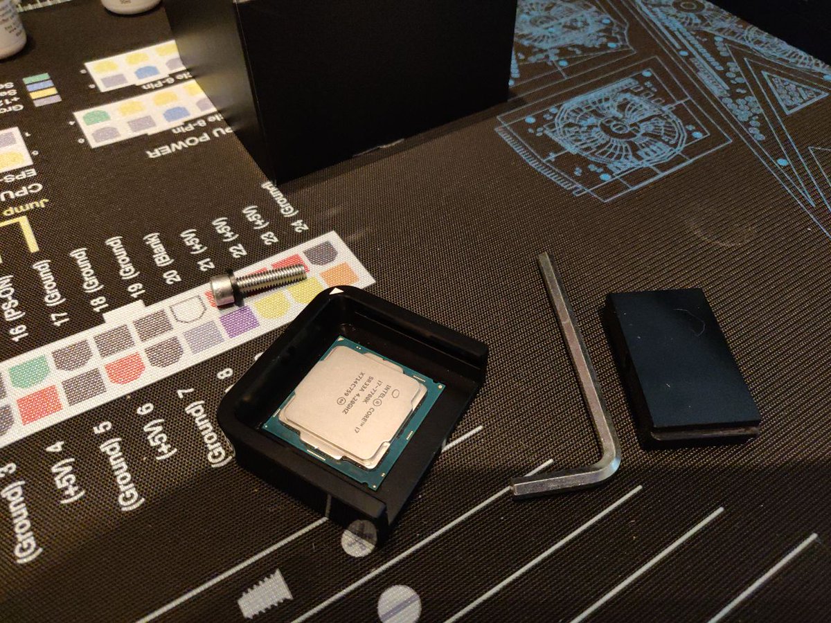 Feirlane's tweet photo. First time using the @GamersNexus #modmat to delid my 7700k. Dropped 18 degrees by applying Kryonaut and Conductonaut! Credit to @der8auer and @Thermal_Grizzly for making this easier than I was expecting. https://t.co/3GZcnfKl0o