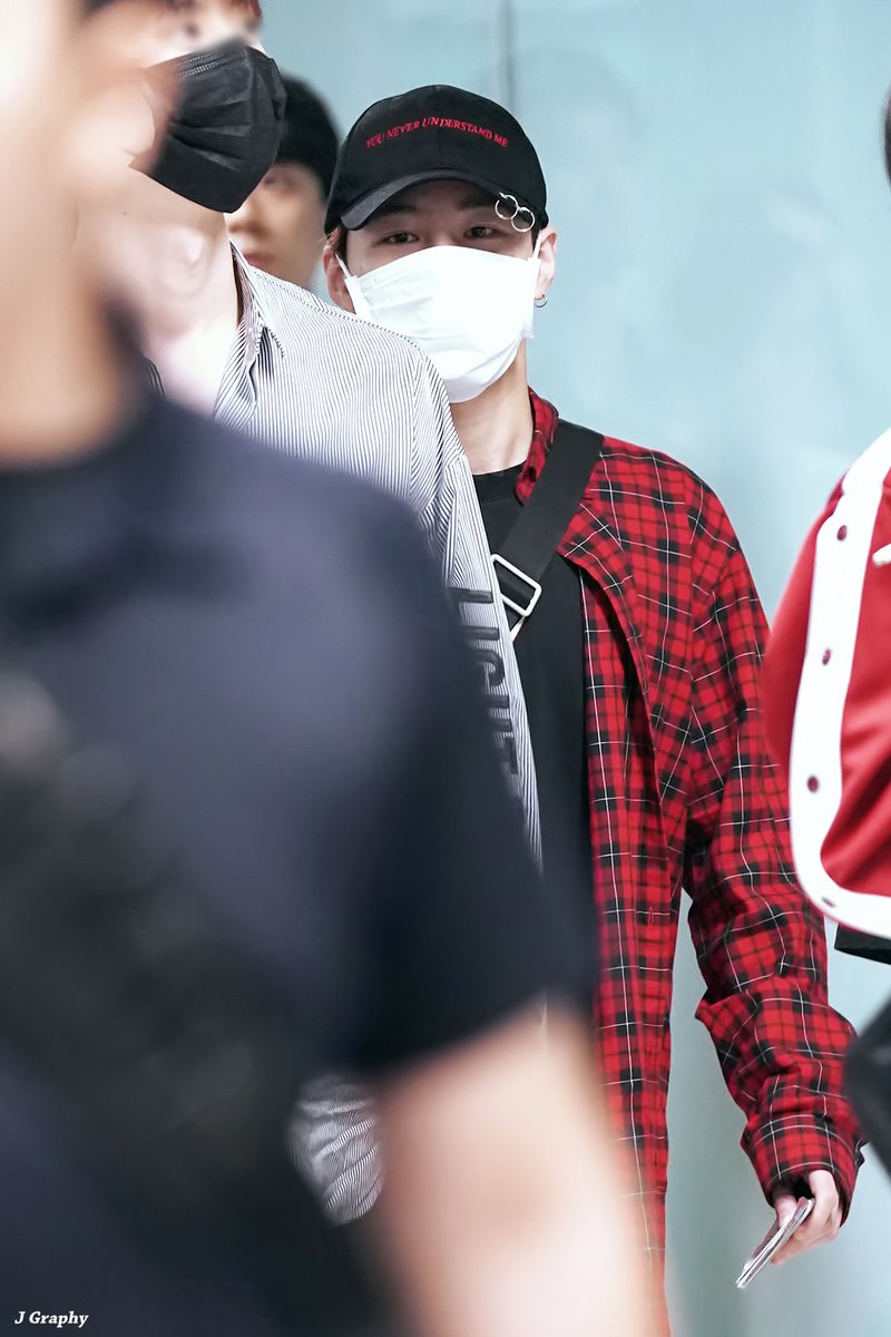 jgraphy0322's tweet photo. 180806 방콕 공항 출국
데뷔해줘서 너무 고마운 오늘
#WANNAONE #HASUNGWOON #워너원 #하성운 https://t.co/u6CmP5dqaC
