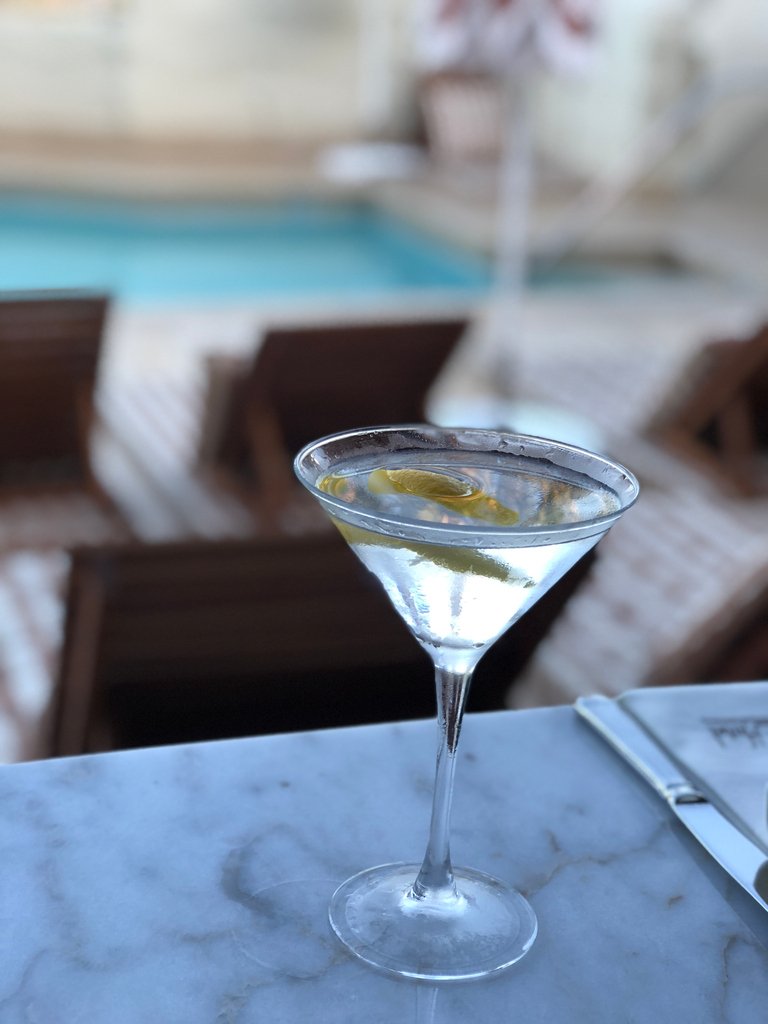 Sunset_Tower's tweet image. With a twist... 🍸 #sunsettower #martinimonday #lemontwist #sunsettowerstyle