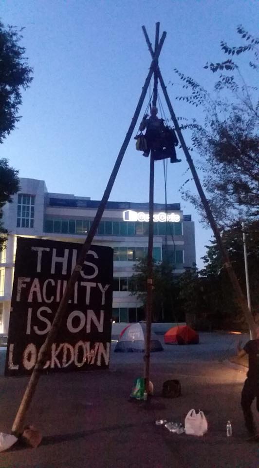 #ResistICENashville doing civil disobedience at #CCA/#CoreCivic's corporate headquarters this morning. Unconscionable in the context of #KeepFamiliesTogether VT Governor #PhilScott wanted to bring CCA/CoreCivic to Vermont. #AbolishICE/#PrivatePrisons #vtpoli #1u