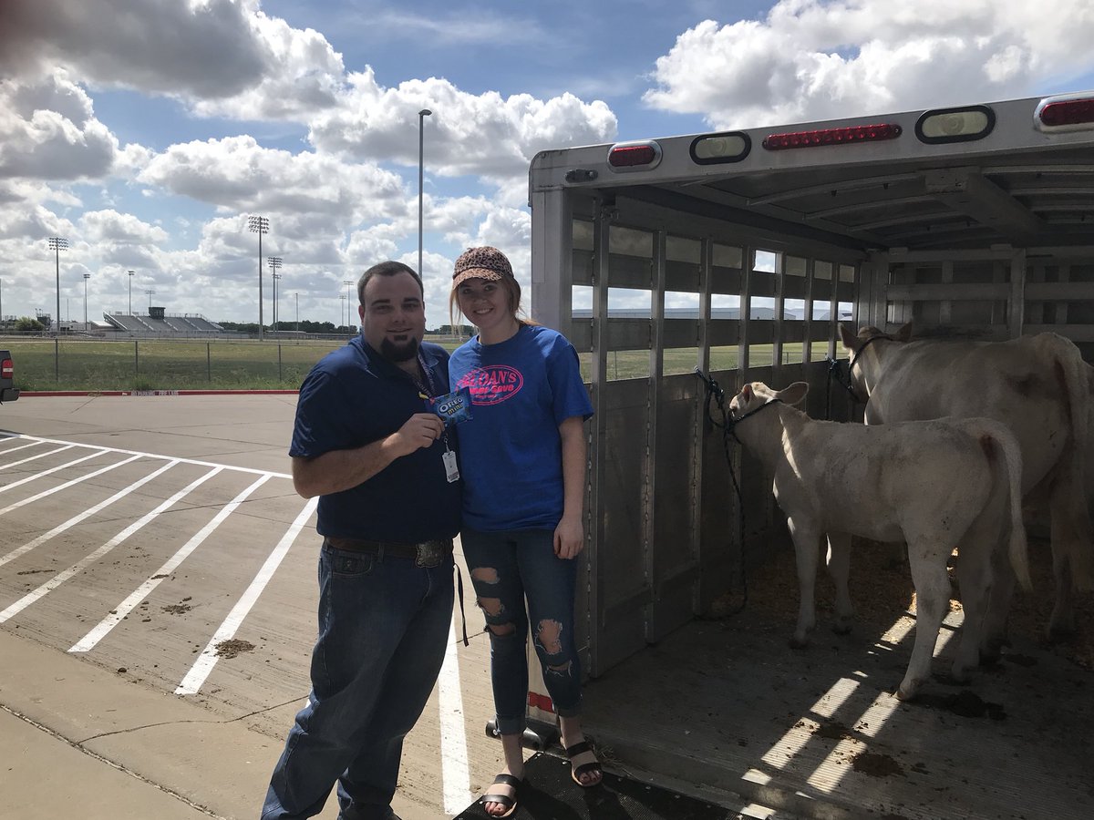 hempelscience's tweet photo. Trading Oreos for a calf rental!! Awkward turtles are the best! #forneyconnects @northforneyinfo @MsHosack #NFHSbiggerandbetter https://t.co/aFiyRlv4LK