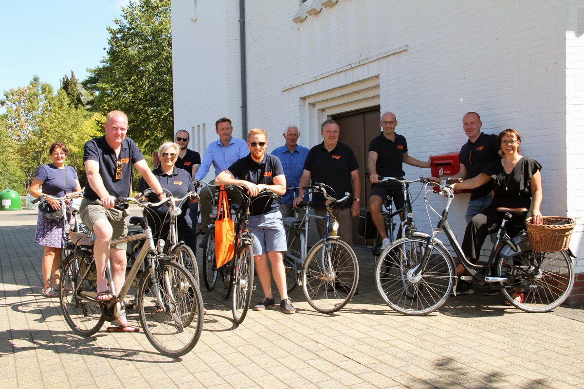 cdenvlommel's tweet photo. Een weetje op maandagavond? 💭 Wist-je-dat @cdenvlommel gisteren tijdens de fietstocht samen met een cameraploeg op pad was doorheen de Heide-Heuvel? Misschien ben jij wel in beeld gekomen? 😉📽️ #dewegvooruit #lommel #verkiezingen https://t.co/6lo5foXUOP