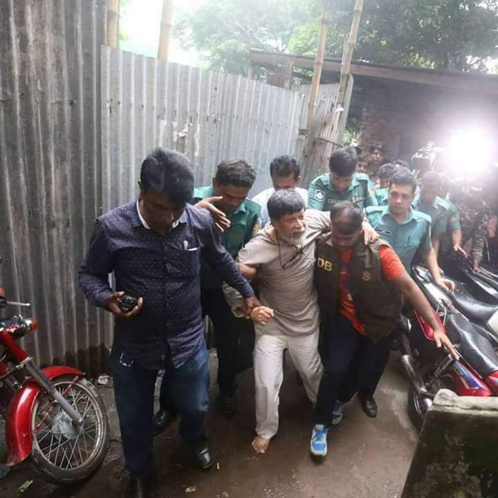 ATareq14's tweet photo. The famous photographer Shahidul Alam was arrested last night and the court sent him for 7 days remand.
Last night he gave an interview on @AlJazeera .After that he was abducted from his house.
#WeWantJustice 
#RoadSafetyMovement
#RoadSafetyBd https://t.co/sl5mPTHAR0