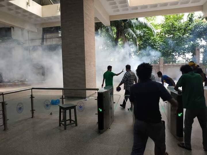 tahsin_jeba's tweet photo. okay so these are blood are fake too !?

how much more bangladesh....!? I feel ashamed of our country 😢

#RoadSafetyMovement #WeWantJustice #SaveBangladesh #bangladeshstudentprotests @BBCWorld @BBCBreaking @CNN @cnnbrk @AlJazeera @UNICEF @UN https://t.co/2SYy0MvdgK