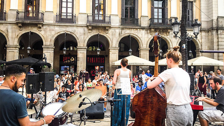 bandafy's tweet photo. #HOY Mas i Mas Festival 2018: Singer's Corner Plaça Reial , El Gòtic lunes 6 agosto 2018 #Barcelona #Gratis #musicaendirecto https://t.co/OSknAL4A7x