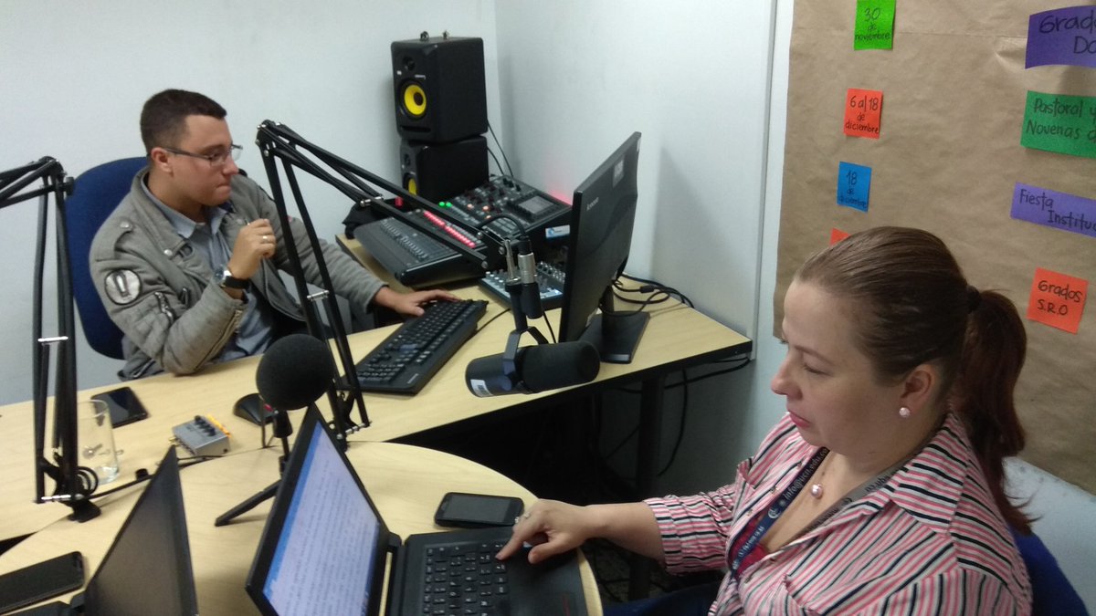 Nuestros docentes preparando la grabación de audios para los contenidos temáticos de uno de los #Mooc que participará este año en #MoocMaker2018