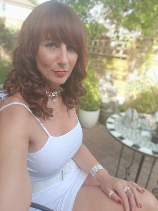 Garden selfie ..coffee break..Luton shoot..wish you were here 😉 xxx https://t.co/fbcVIGDk6S