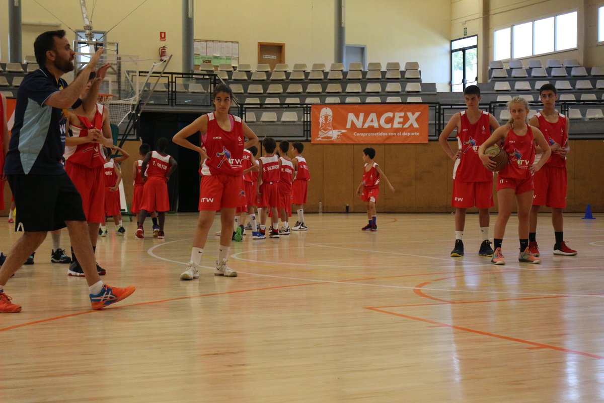 ITWSport's tweet photo. #NITWorkout ha contado con la experiencia @Alex_Villa_ en la formación de jugadores de que ha incidido en los detalles el trabajo pase y recepción, y en la aplicación en conceptos de spacing https://t.co/D01PYElOCX