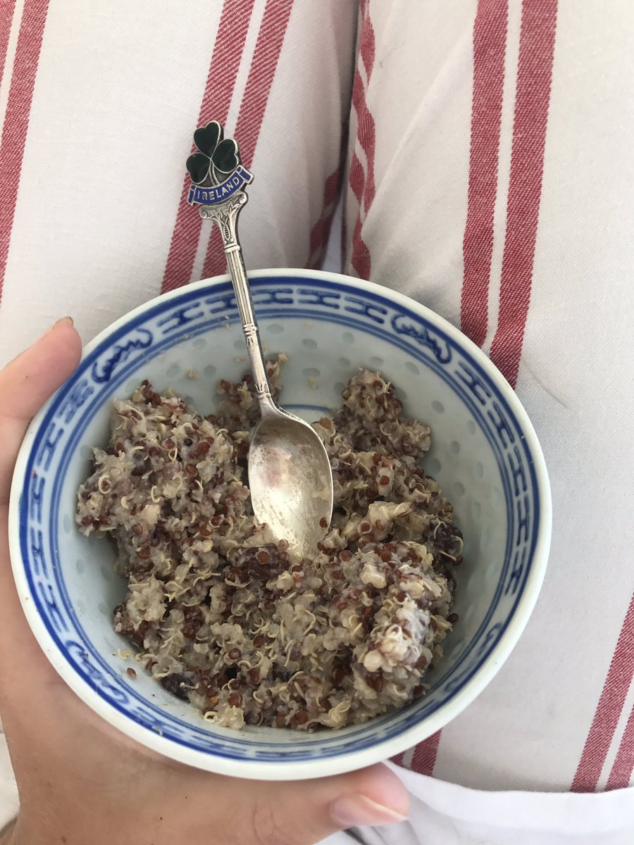 805Fit's tweet image. Good morning! 🐥🌺🌞 starting my day off right with a super green smoothie and a quinoa based oatmeal! Just cook up some quinoa and add in almond milk, vanilla extract, currants, and a little maple syrup for sweetness! Top with roasted pistachios and you've got yourself a breaky!