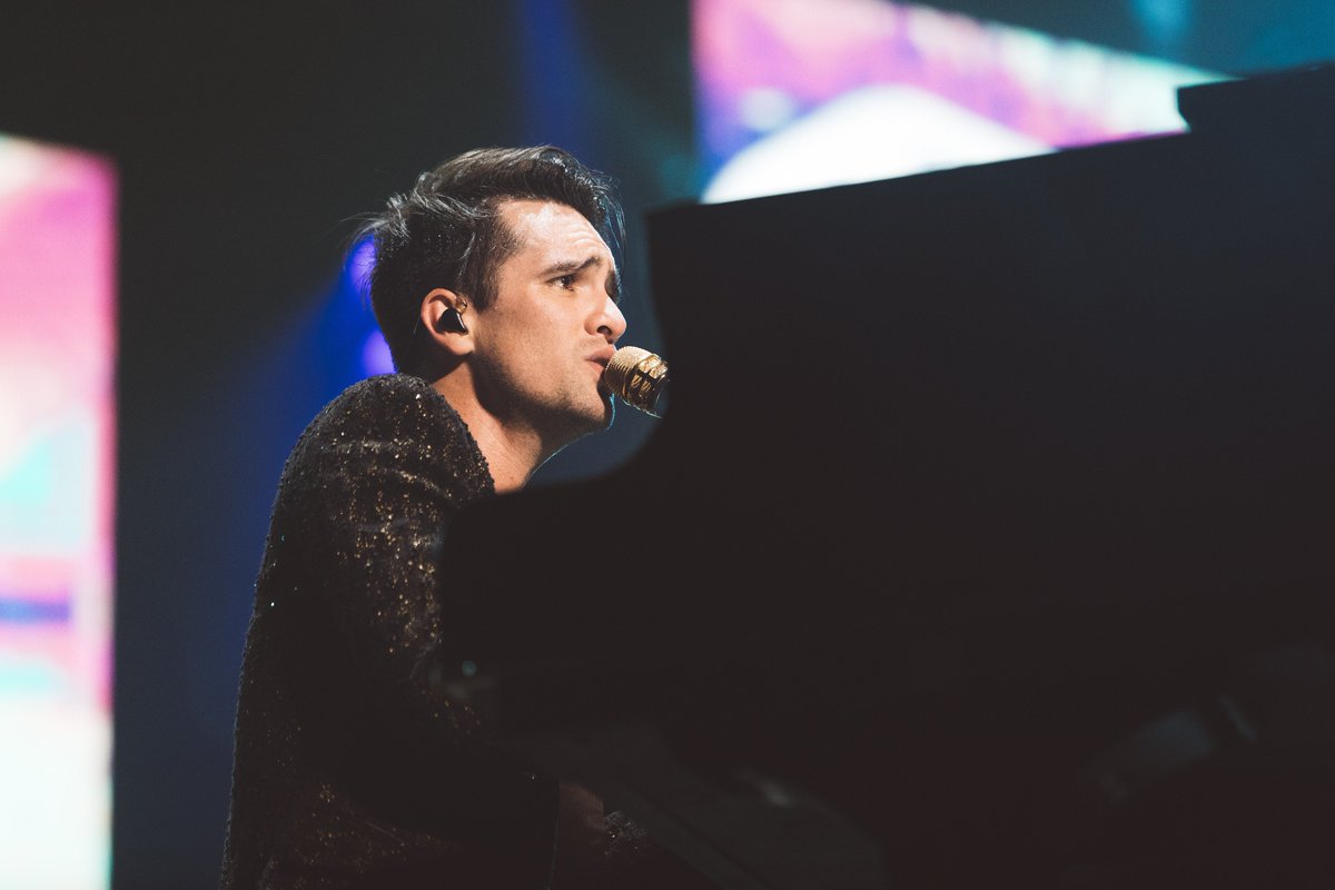 PanicAtTheDisco's tweet image. Beautiful night in Tulsa ❤️❤️