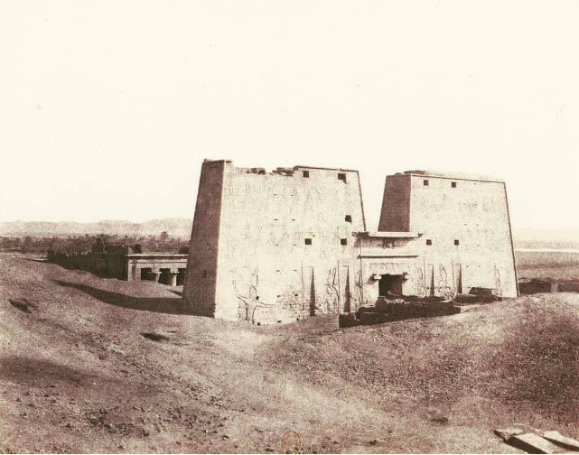 El templo de Edfú es uno de los mejores conservados. Esta foto data del siglo XIX, ahora está completamente libre de arena y se puede visitar con tranquilidad. #thisisegypt #egypt #egipto #abusimbel #antiguoegipto