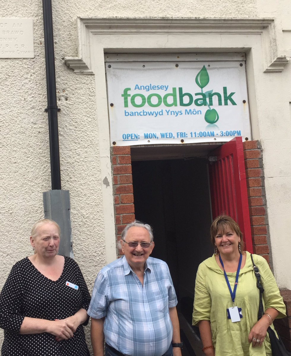 Debcoopmemb's tweet photo. Great to meet up with #AngleseyFoodBank  today. Money they received from @coopuk #Members #LocalCommunityFund helped to buy a vehicle. In 2017-18 they provided support for 2,797 people in need on Anglesey @GillKilpinOT @therealpedro82 @Pengy1927  @tinamitchell123 @CoopFayB https://t.co/eQ055Eb55B
