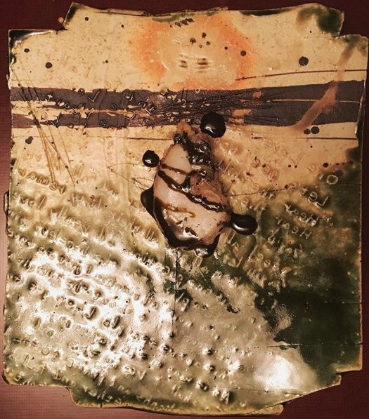 band_nash's tweet photo. A piece of #abalone on a nicely crafted clay plate. And if you look closely, you can read Bob Marley’s lyrics engraved in it: “One love, one heart. Let’s get together and feel alright”. #tokyo #bobmarley https://t.co/xGnrevEC82