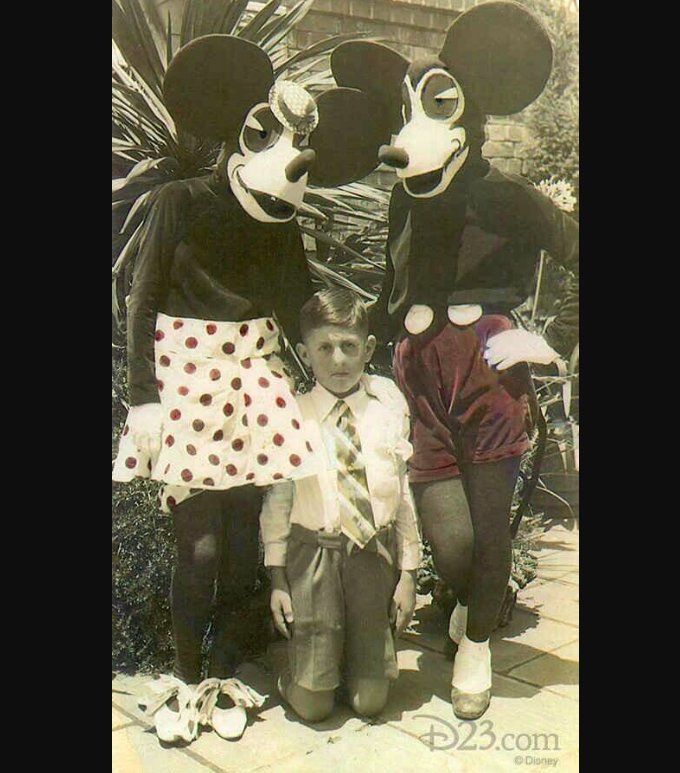 walteryarce's tweet photo. Como una imagen vale más que 1000 palabras: En los años 1930 las fotos de recuerdo de Disney parecían una prueba de vida de un secuestro... https://t.co/rS5Lsbq2m6