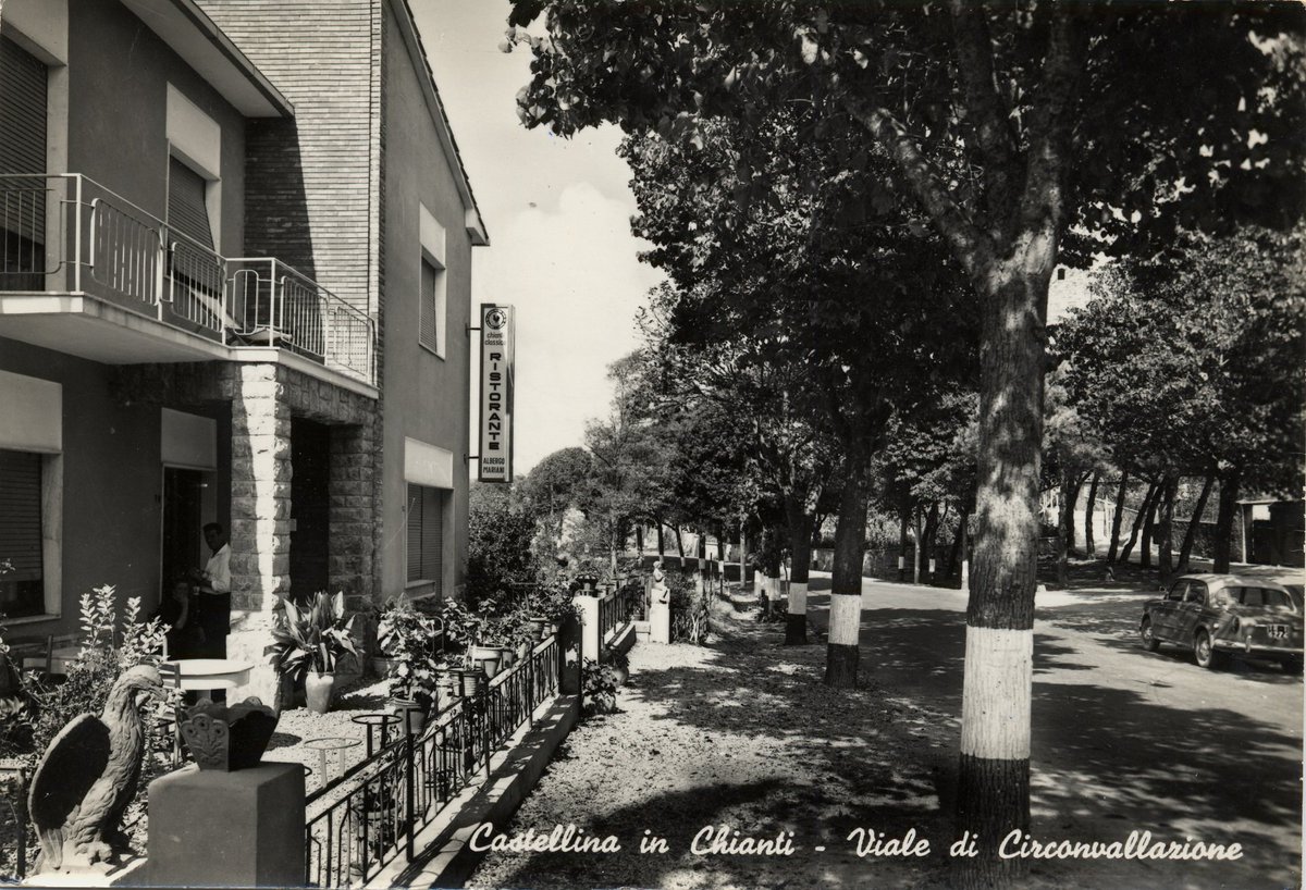 Cartolina con fotografo: TR 16274 auto sulla destra di Alterocca di Terni. "Bacco a cavalcioni di una botte" in secondo piano, un'opera di un artista castellinese di cui presto il Museo racconterà ancora una volta la storia. #belloilChianti