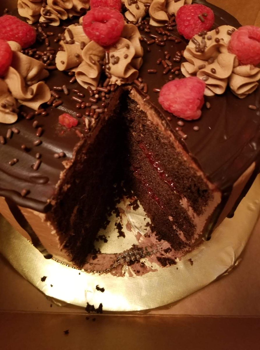 blaisinfyre's tweet photo. My chocolate raspberry creation  #chocolate #chocolatelovers #delicious #raspberry #Food #cake #buttercream https://t.co/0BFKlsVQCh