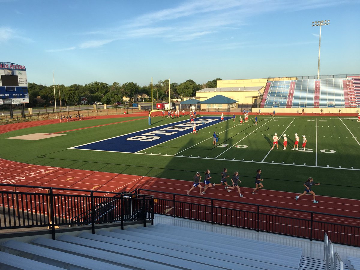 gisdoperations's tweet photo. @LadyBluesVBall and @SteersFootball getting the week started this morning at Newton Field! https://t.co/bTgqR2TauU