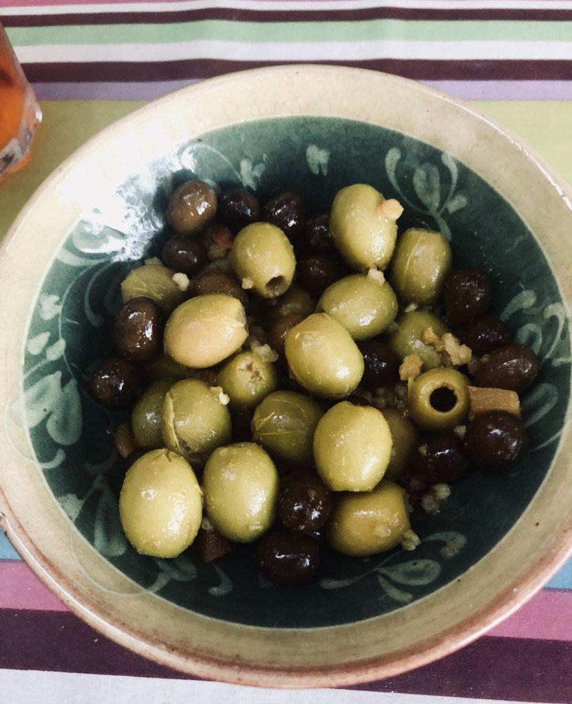 lescouleursdun1's tweet photo. J'ai passé quelques jours dans le sud et j'ai contribué à l'apéro en apportant les Olivies @SoTramier ! Un peu salées mais pratiques et les goûts sont originaux ! #SoTramier #OlivesApero #Apero #summerapero https://t.co/nfjqjzHu2O