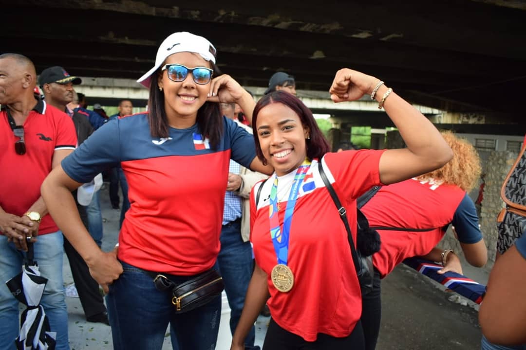 COLIMDO's tweet photo. 😊 El #TeamDom2018 recibe los afectos de su Pueblo en una tarde mágica con La Caravana de las 107 medallas logradas en Barranquilla. Un desfile con los atletas en los Barrios de la Capital terminando con una fiesta en el Malecón.
#COD #colimdo @miderec_rd @CRESOrd https://t.co/qOLgkuEwpw