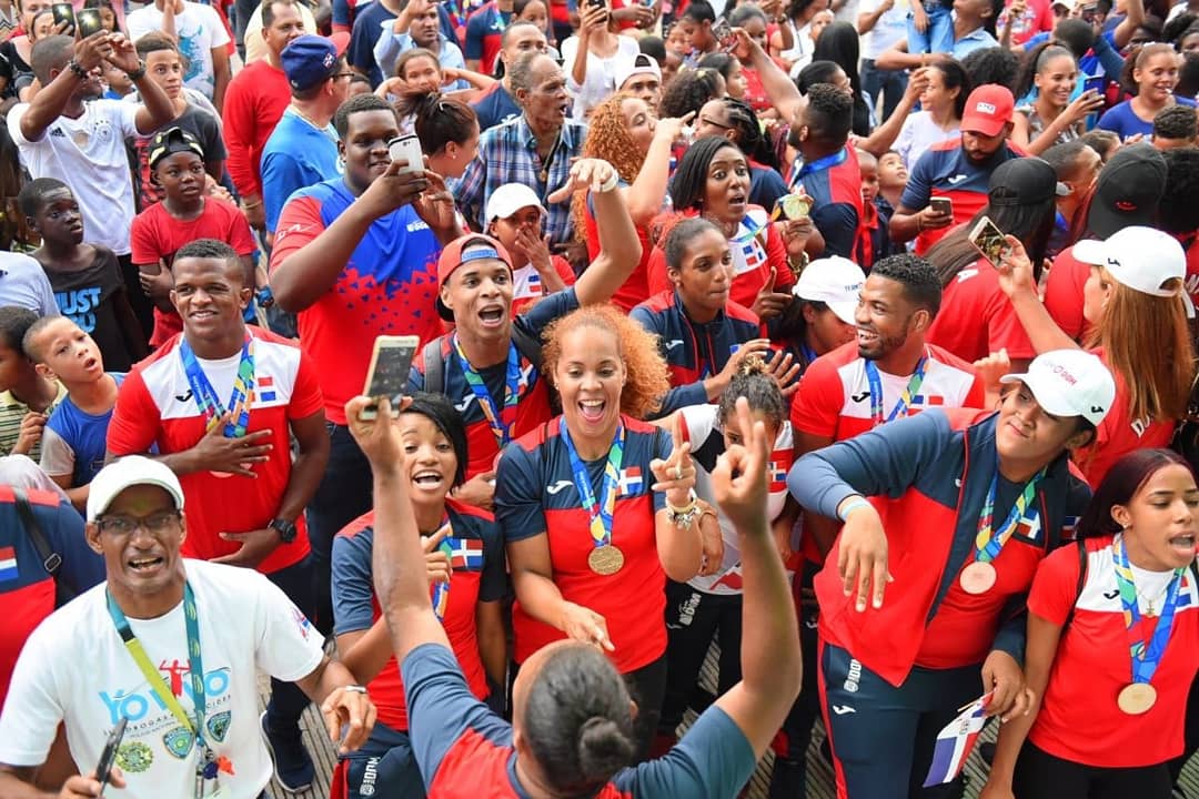 TeamDomDR's tweet photo. 😊 El #TeamDom2018 recibe los afectos de su Pueblo en una tarde mágica con La Caravana de las 107 medallas logradas en Barranquilla. Un desfile con los atletas en los Barrios de la Capital terminando con una fiesta en el Malecón.
#COD #colimdo @miderecrd @cresord https://t.co/acuiaASKWL