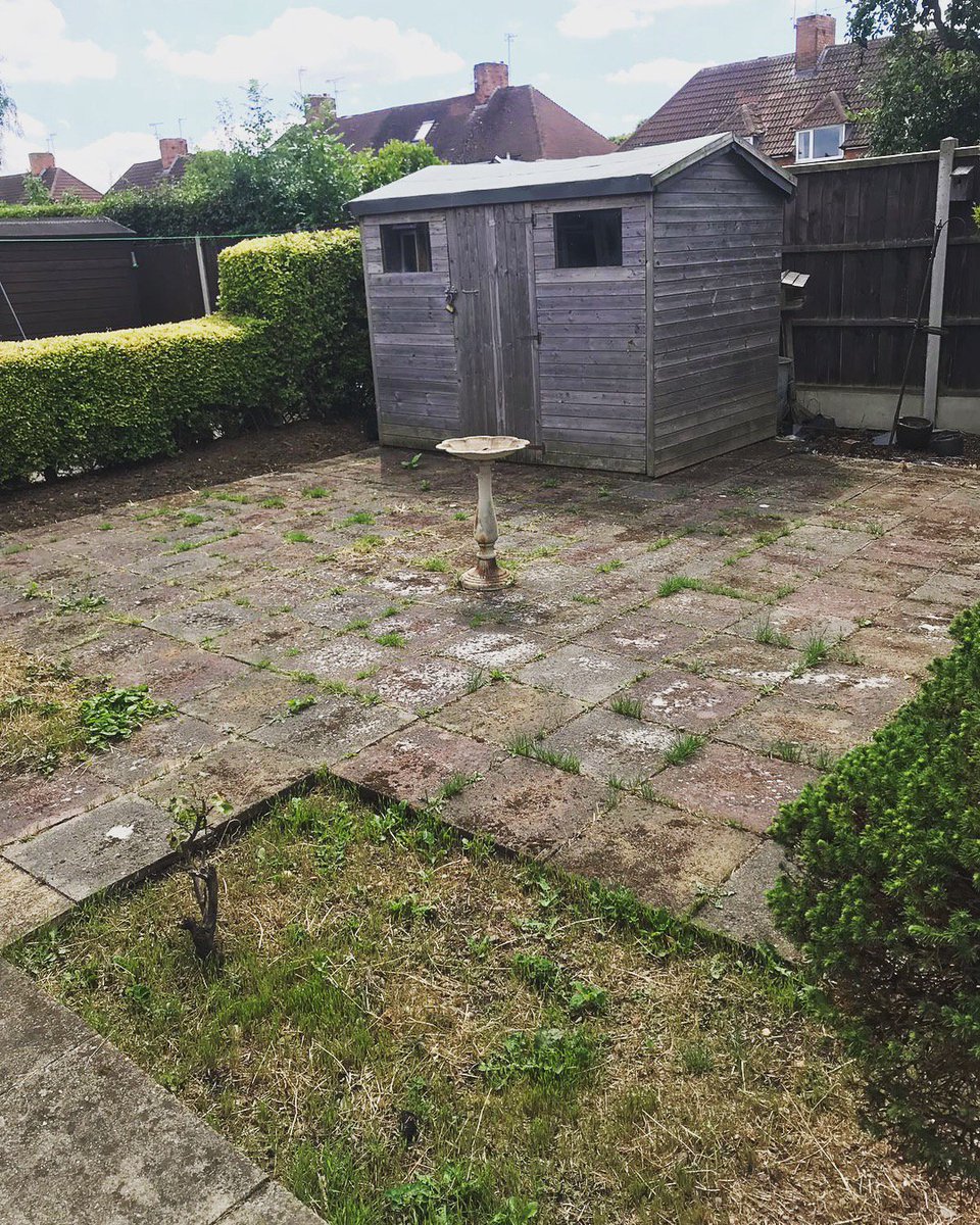 Selectgrass's tweet image. Yet another stunning #beforeandafter shot using Select Grass. Give us a call on 0115 684 8754 to get a quick and easy quote 🌿 #artificialgrass #artificialturf #landscaper #landscapers #landscaping #trade #supplier #syntheticturf #syntheticgrass