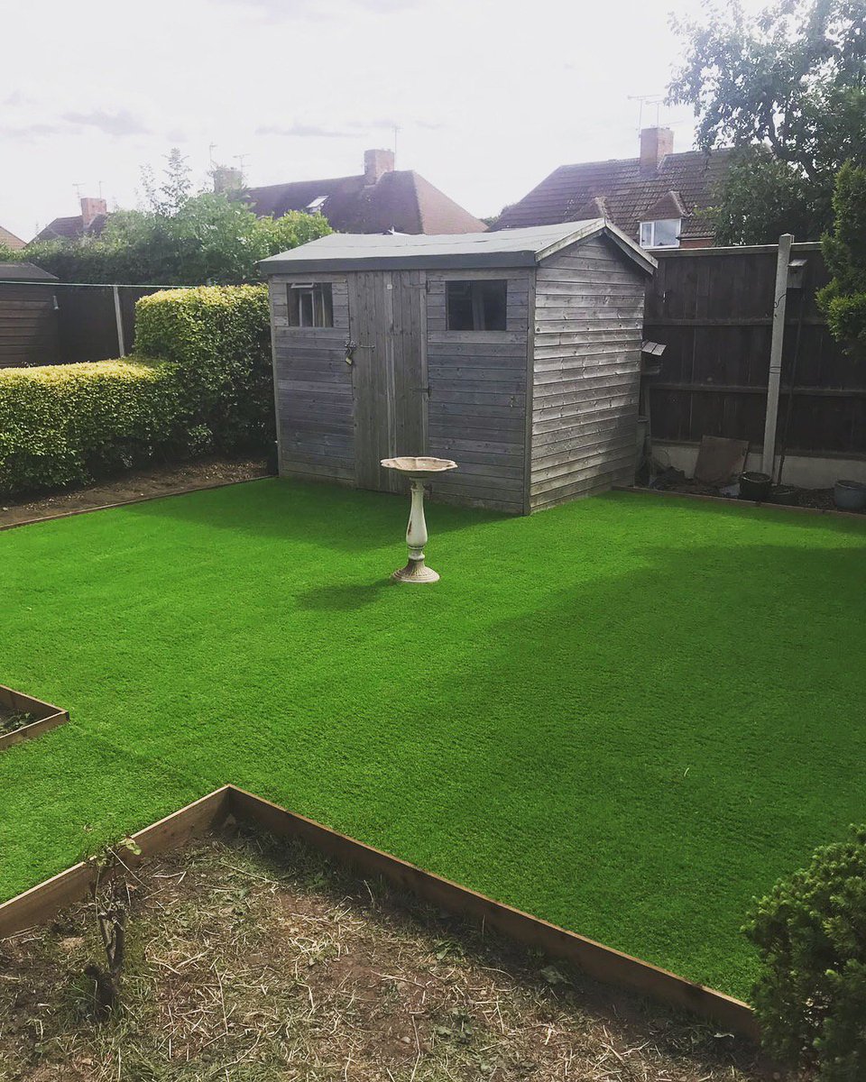 Selectgrass's tweet image. Yet another stunning #beforeandafter shot using Select Grass. Give us a call on 0115 684 8754 to get a quick and easy quote 🌿 #artificialgrass #artificialturf #landscaper #landscapers #landscaping #trade #supplier #syntheticturf #syntheticgrass