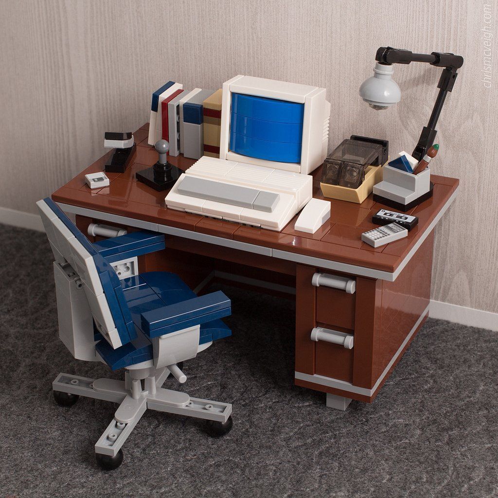 fubiz's tweet photo. Realistic Vintage Desktops in LEGO https://t.co/JBso7JXDgo https://t.co/e4sh20UOGG