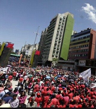 abogado34's tweet photo. #EnDesarro 📸📷
👥👥Movimientos Sociales y Revolucionarios de la Patria🇻🇪 con Alegria 😘🕺🏽🕺🏽 y en Paz Marchan 🏃🏽♂🏃🏽♀ en #Caracas en 👊🏼Defensa del Pdnte @NicolasMaduro y en Repudio al Atentado Terrorista Magnicida 💣💣
!!Nicolás Maduro Garantia de Paz y Futuro!! https://t.co/dwr9gXgvad