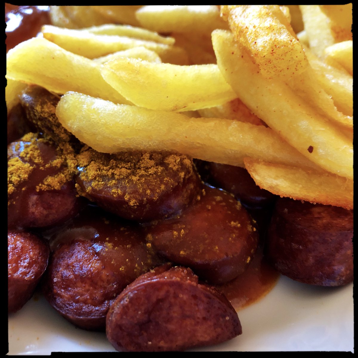 markusdettmer's tweet photo. Unterwegs auf Recherche in der deutschen Provinz: Auf meinem Teller liegt ein zum zweiten Mal getötetes Schwein. In der Fritteuse. In Stücken. Arglistig versuchte man die Tat als Currywurst mit Pommes zu verschleiern. https://t.co/tFH57XEYsK