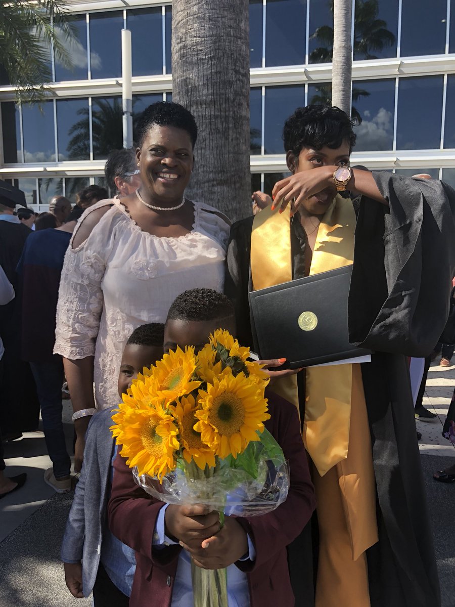 Queen_Beca's tweet image. That’s all folks. 
 #issagrad #UCF18 #GoKnights