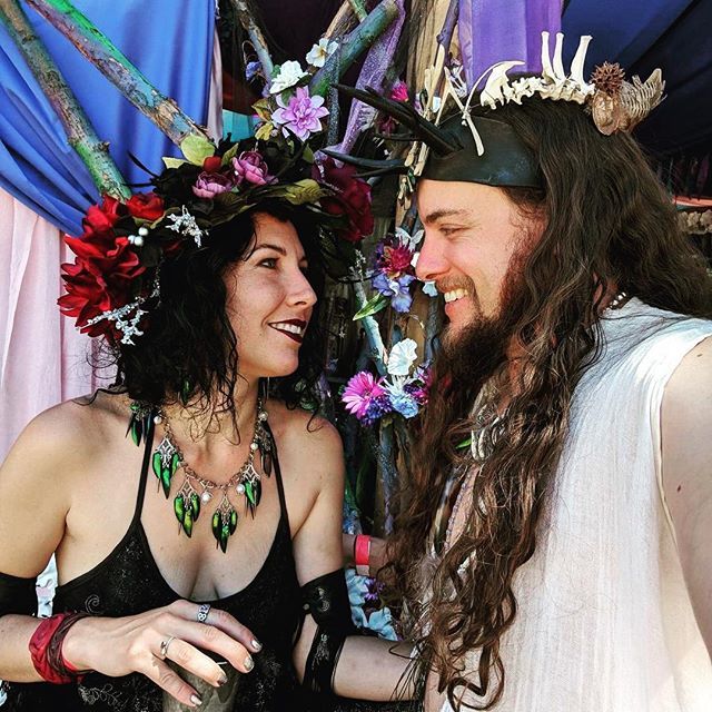 allisonleigh_sm's tweet photo. A little bit of #faerie #magick with my king @mrjacobthompson at the @bigbearrenfaire
.
. . . . . . . .
#fae #love #portrait #ticklethyfantasy #flowercrown #bones #bonecrown #beautiful #longhair #amoreterno #couplegoals #costume #lifestyle https://t.co/V4TJK3nACf https://t.co/CC5Xy5oT85