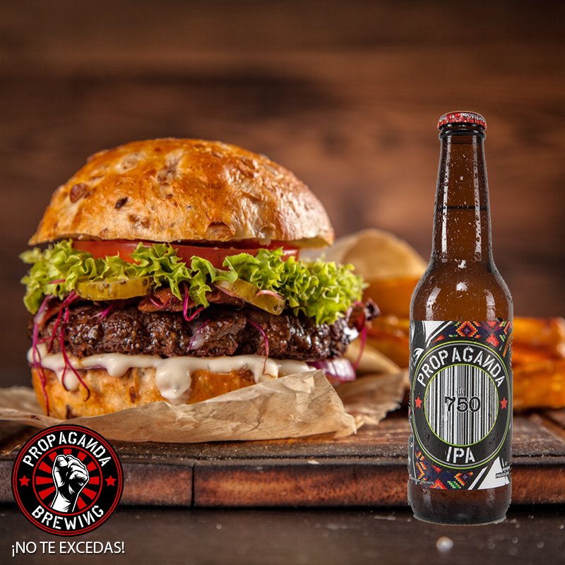 PropagandaBrews's tweet photo. Nuestra #Propaganda750, de maltas #Lager y Swan Light, tiene 6.7% de alcohol y es ideal para acompañar una deliciosa hamburguesa por la noche. ¡Pruébala!
#LunesDeMaridaje #PropagandaBrewing #CervezaArtesanal #CraftBeer https://t.co/pCHaFEKfJ1