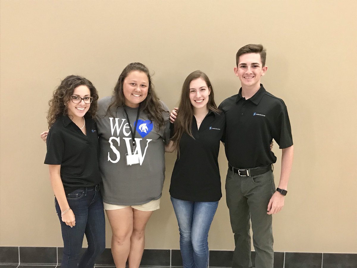 SWAmbassadors's tweet photo. Ambassadors are ready to greet freshman families at Open House!! #WeHeartSW https://t.co/pvIvXyWNV1