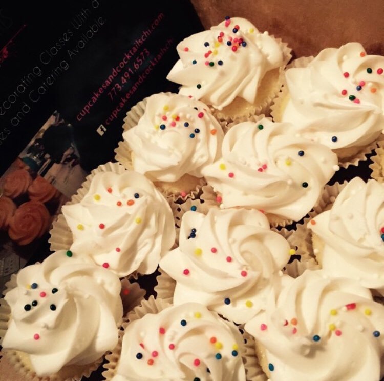 Sweetsanddrinks's tweet image. We really do love our job #CupCakes #MondayMotivition