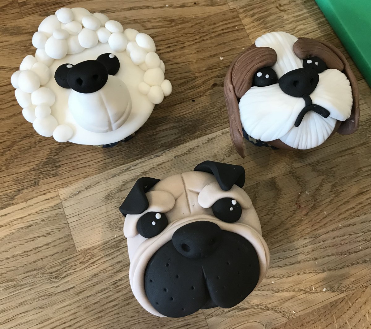 Zoe Kawka from Single Handed Cake Creations is going to make these stunning cupcake toppers on our Facebook Page at 8pm! See you there in 15 minutes 😀
#FacebookLive #Dogs #CakeDecorating #Cupcakes #Toppers <a href="/Rob_C_Allen/">Robert Allen</a> <a href="/thebakingnanna1/">The Baking Nanna</a>