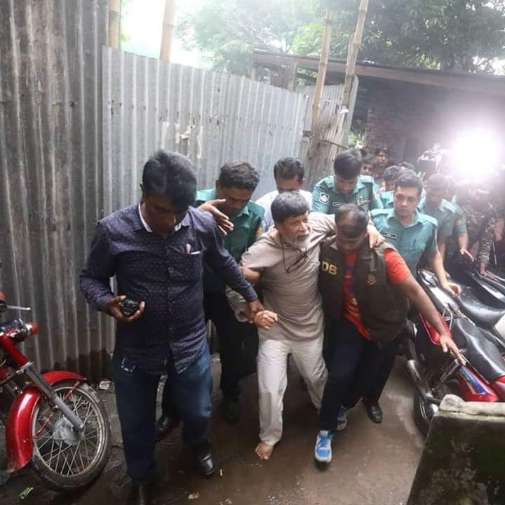 Mujahid5558's tweet photo. The famous photographer Shahidul Alam was arrested last night and the court sent him for 7 days remand.
Last night he gave an interview on @AlJazeera .After that he was abducted from his house.
#WeWantJustice 
#RoadSafetyMovement
#RoadSafetyBd https://t.co/luDzedcXZr