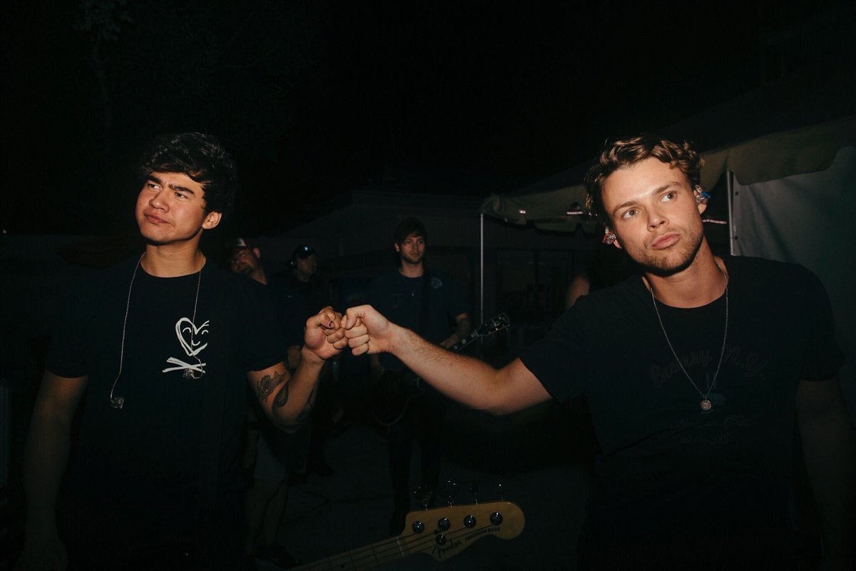holalukeh's tweet photo. calum &amp; ashton's friendship is literally the purest thing i have ever seen, just look at hem how...

#mtvhottest 5sos https://t.co/l11okWasdL