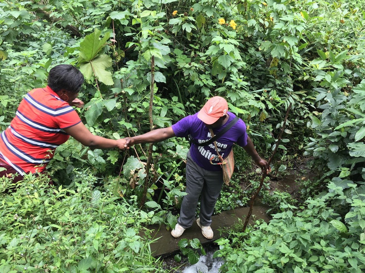 okwen's tweet photo. #DidYouKnow @mnkangu #gchallenges #GlobalHealth #Star is retracing the 2 hrs trekking track taken by pregnant mothers to get to #healthcare in #cameroon? #ToughJob @UNFPACameroon @CanWaCH @WHARC1 @WHOAFRO @realSanniYaya @ComfortMussa @SophieNgassa @LeahHardingAJE @ebase_africa https://t.co/vgFjF0rsag