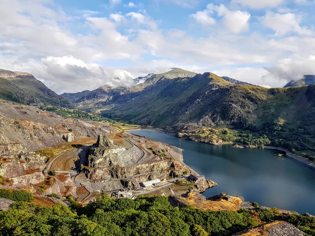 Stunner of a day last Friday..  #Llanberis #getoutside #wanderingwales #northwales #countrywalkingmagazine #walk1000miles #dinorwicquarry #mountains #mywales