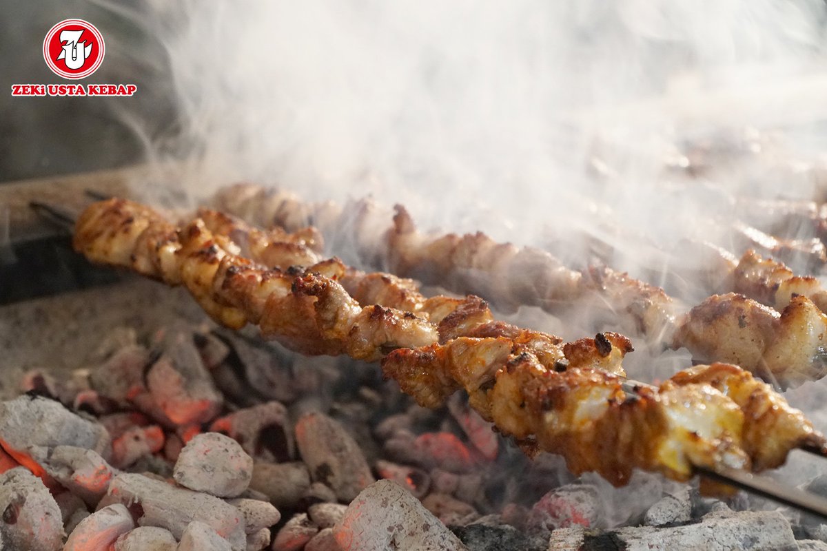 zekiustakebap's tweet image. Kemiksiz #KuzuKaburga ustalarımızın ellerinde bir sanat eserine dönüşüyor. Sizlerede #ZekiUstaKebap’ta bu lezzeti denemek kalıyor.
#Adana #AdanaKebap #AloPaket 
Türkmenbaşı Blv. ☎ 0322 239 30 40
Kenan Evren Blv. ☎ 0322 235 23 02 
🌐zekiustakebap.com