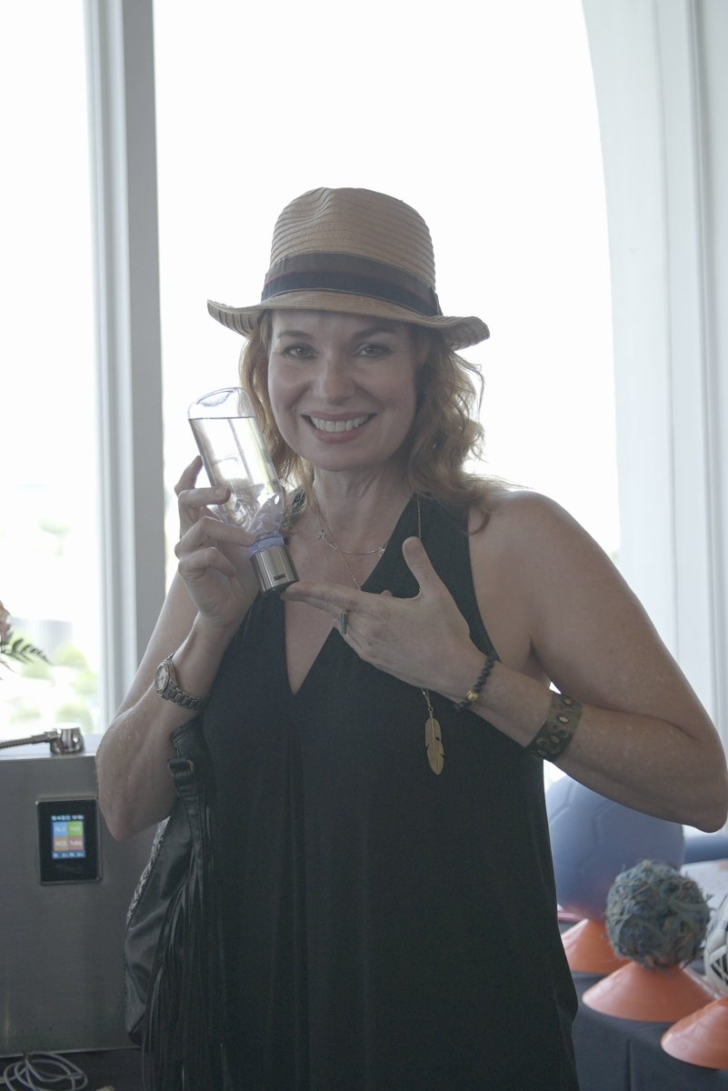 TyentUSA's tweet photo. After trying #Tyent's #hydrogenwater here's what #actress #SaraGaston had to say :) "Smooth tasting and amazing."
#drinkmorewater #alkalinewater #stayhydrated #behealthy https://t.co/qZn1KAmufO