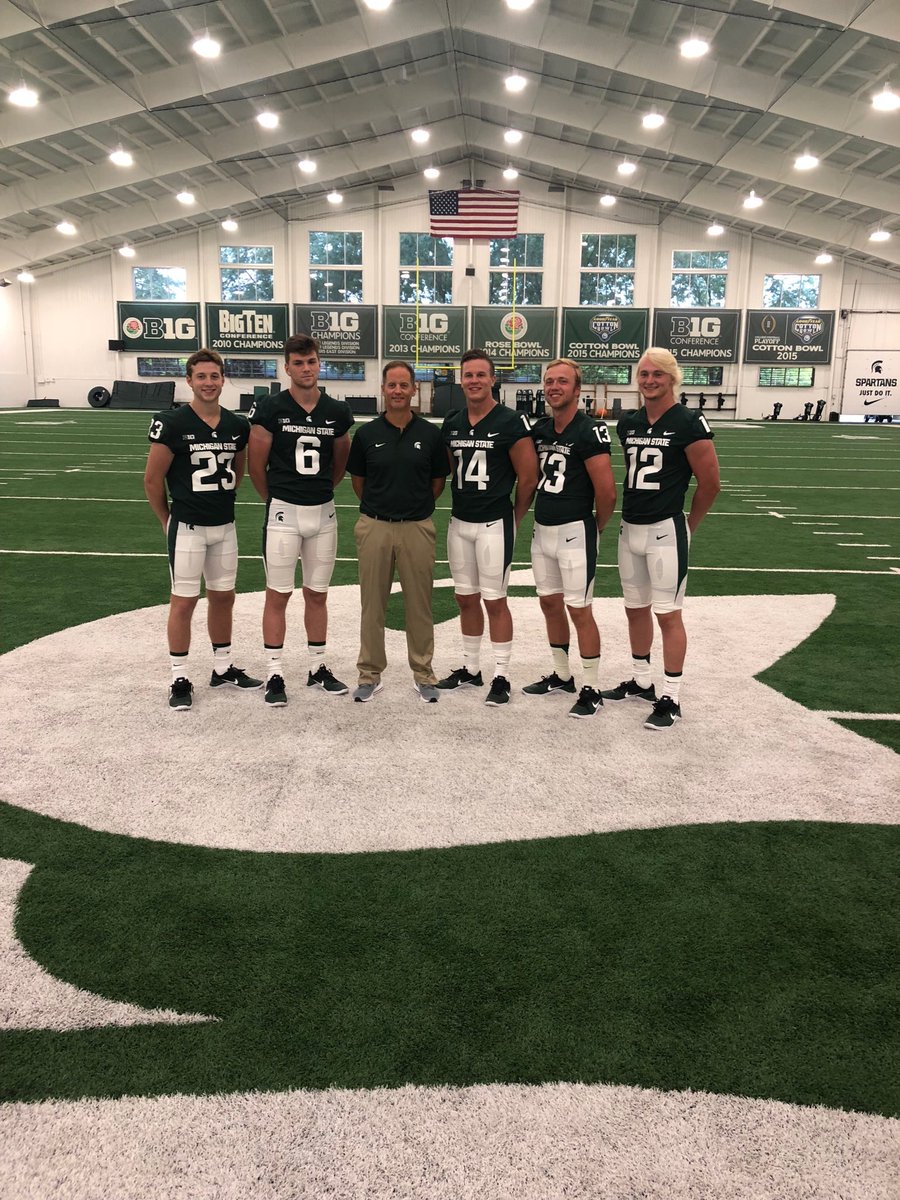 CoachBradSalem's tweet photo. 2018 Gunslingers! #GoGreen #Heave https://t.co/p1qhi8Ryyh