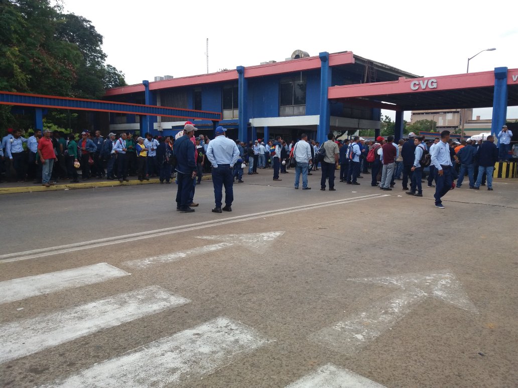 albrito28's tweet photo. #6Ago Concentración de Trabajadores de #Venalum y dirigencia Sindical #SUTRAPUVAL #SUTRALUM en protesta por designaciones políticas arbitrarias de la #FBT #CSBT @TareckPSUV @NicolasMaduro @CorreodelCaroni https://t.co/7svJJYMqCM