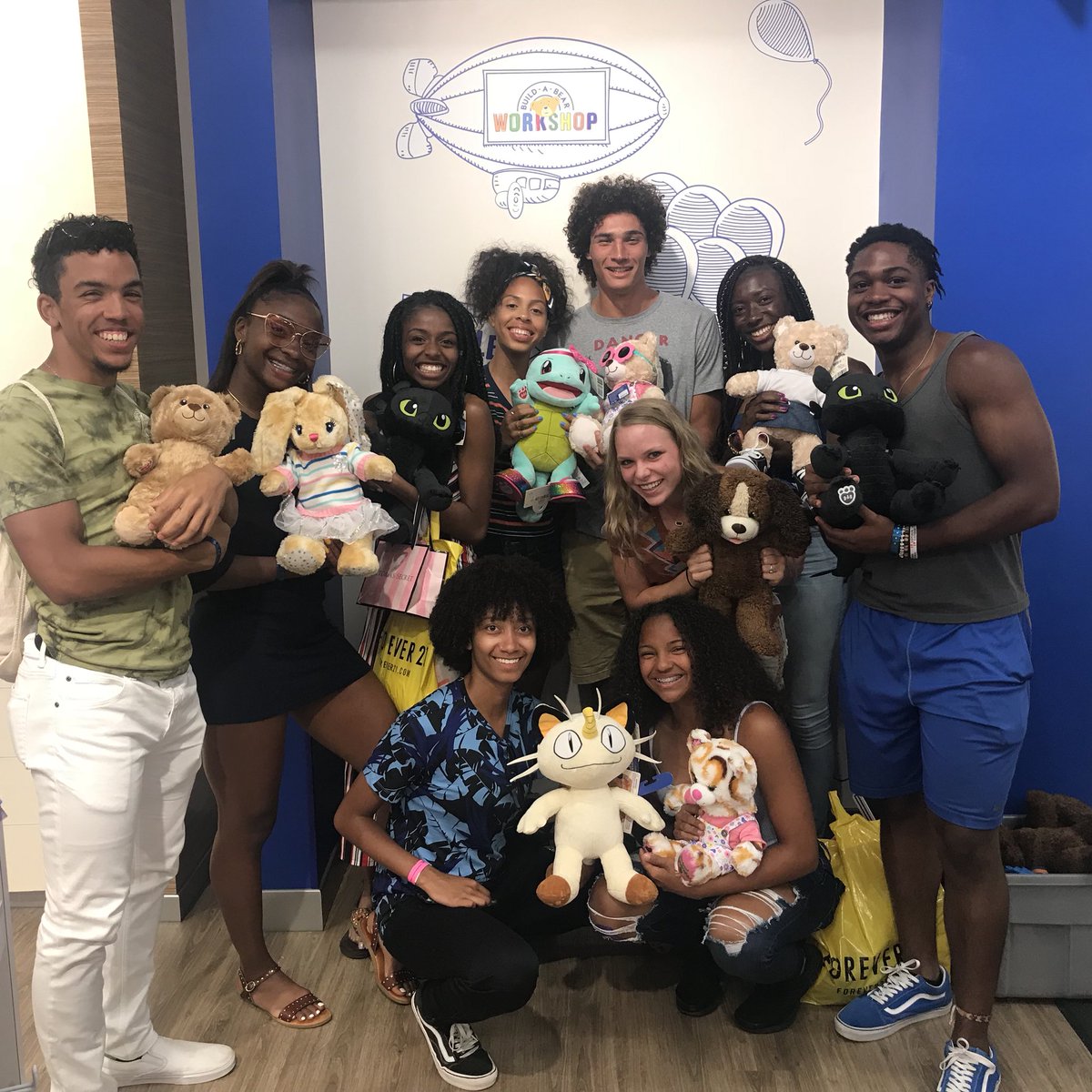 faithprecious00's tweet photo. Let me introduce y’all to my second family❄️🙅🏾♀️💜 #jos2018 #thelastride #amianalumninow #cutestteamaround https://t.co/1jFxfWt1gz