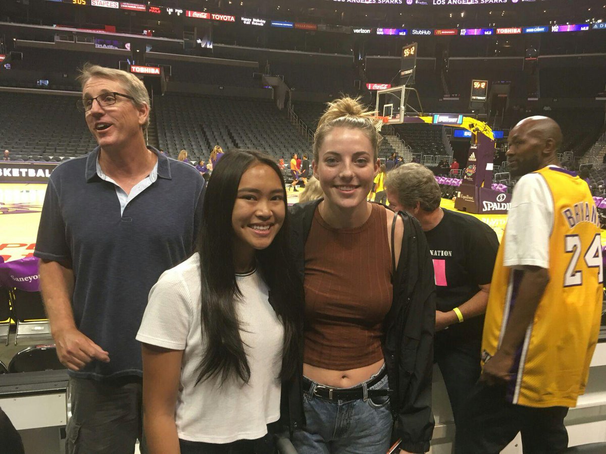 OCRhythmGold17's tweet photo. Players from the #OCRGold team were graciously afforded to get a glimpse, chat and took photos with #OCRAlum @33katielou at the @LA_Sparks game prior to supporting other alum and sister @ksam44. What an awesome family. #RhythmNation @OCRhythmHoops @RhythmOc https://t.co/afkZcAktDj
