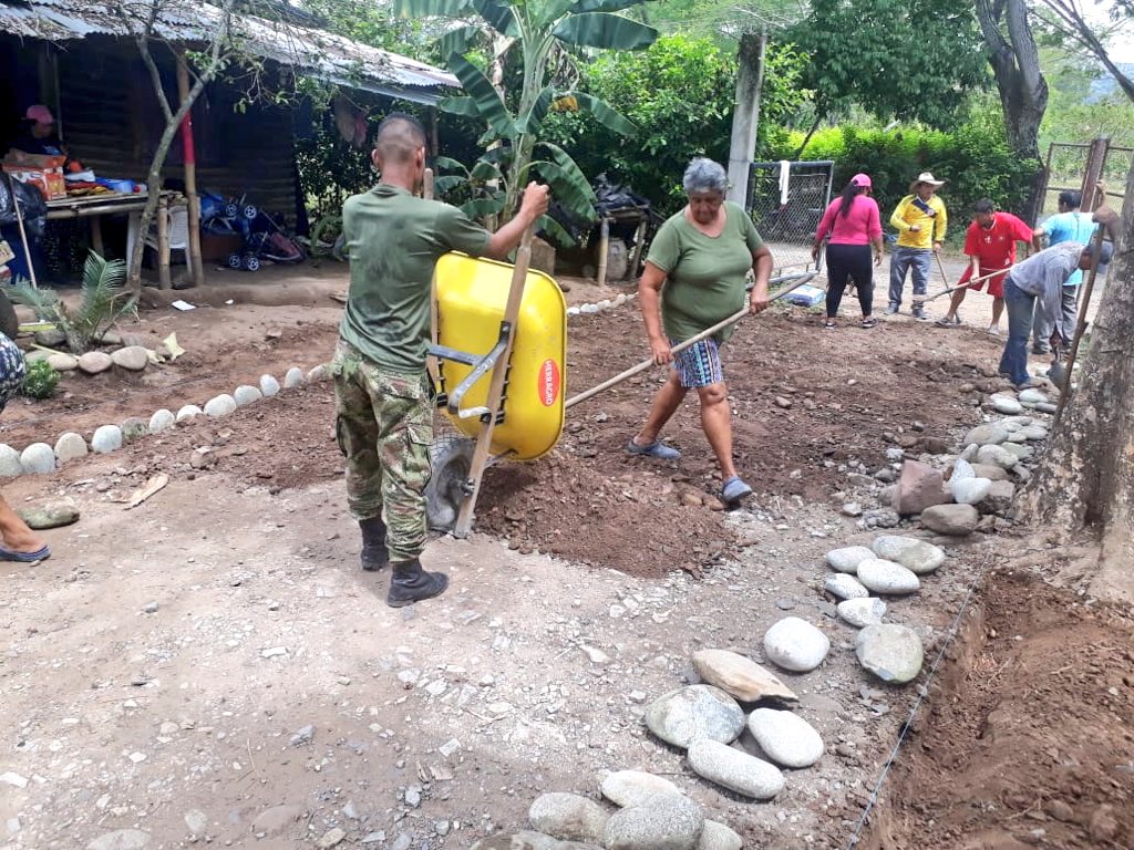 Ejercito_Div5's tweet image. #Aestahora: Héroes #Multimisión del Batallón de Operaciones Terrestres n.19 de la #SextaBrigada trabajan en la adecuación de la entrada del cabildo IRCO en el  municipio de #Ataco #Tolima.
#FeEnColombia 🇨🇴