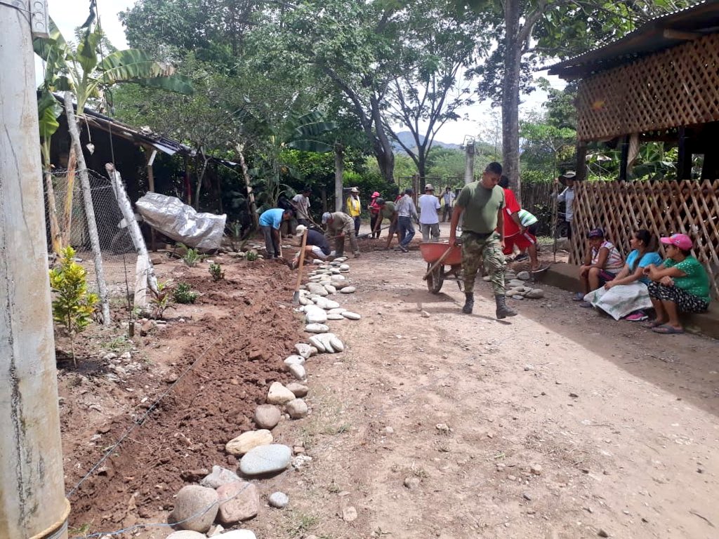 Ejercito_Div5's tweet image. #Aestahora: Héroes #Multimisión del Batallón de Operaciones Terrestres n.19 de la #SextaBrigada trabajan en la adecuación de la entrada del cabildo IRCO en el  municipio de #Ataco #Tolima.
#FeEnColombia 🇨🇴