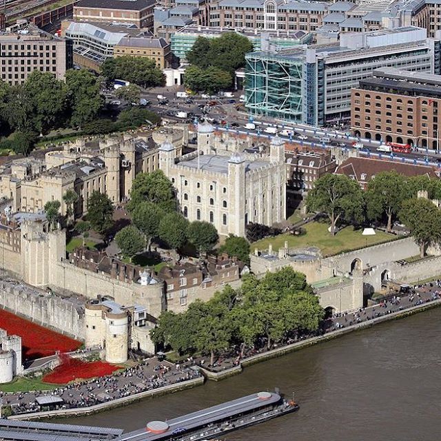 guidesuk's tweet photo. Tower of London as viewed from The Shard, the tallest building in the United Kingdom. 🇬🇧 Photo Credit: © Hilarmont via Wikimedia Commons. . . .
#TowerOfLondon #RoyalPalaces #RoyalLondon #GuidelinesToBritain #LondonTours #LondonTourGuide #ThisIsLondo… https://t.co/2EkCdw4DGn https://t.co/eI05Gk2juD