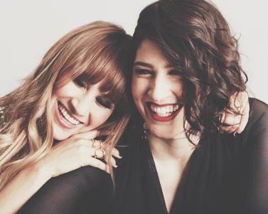 Patricia9002_'s tweet photo. Que nunca se falten la una a la otra  ❤💚😍😍❤❤❤amorr de hermanas @haashoficial #HaAsh #KCAMexico https://t.co/TVfbqKwMZT