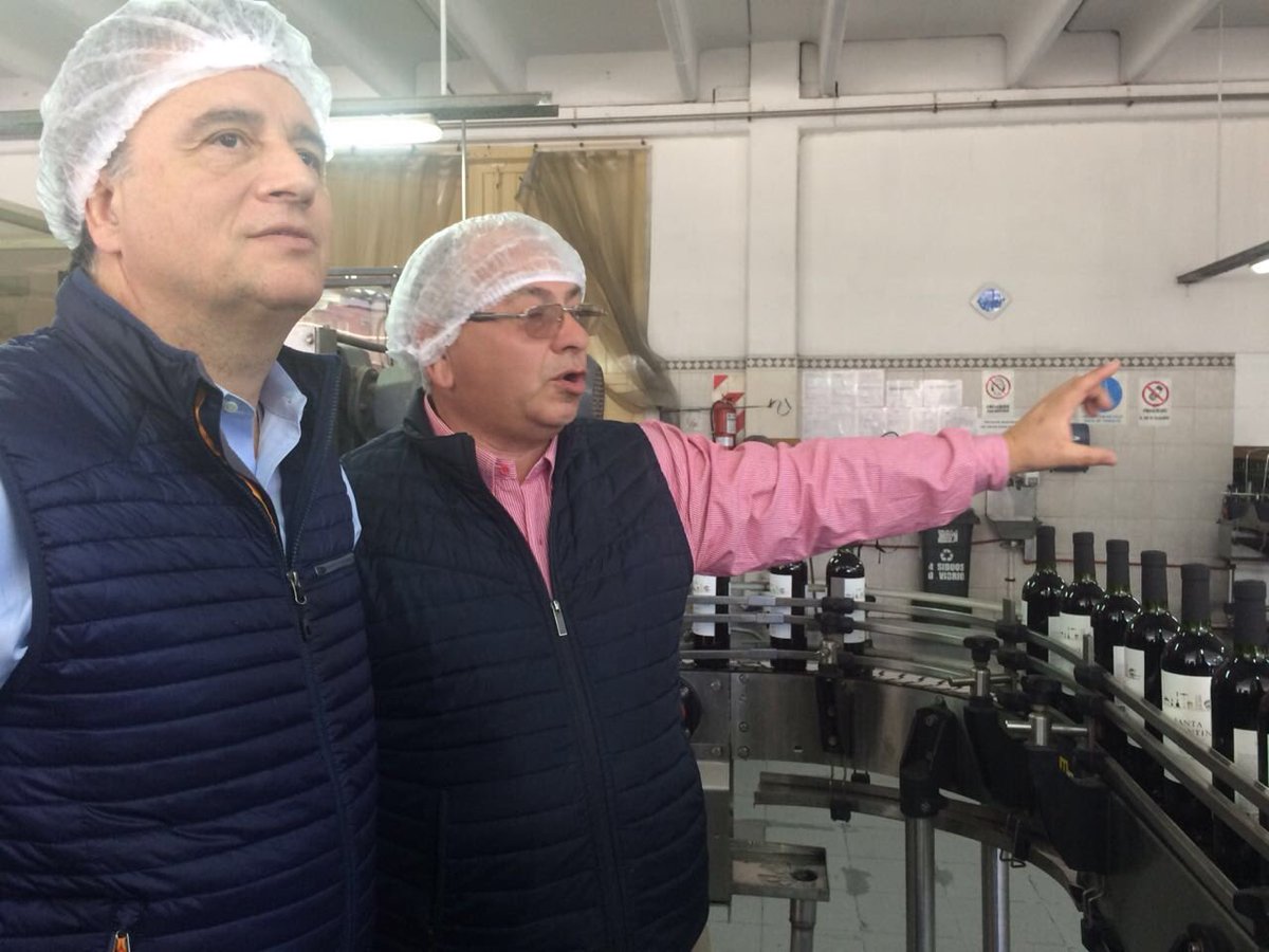 Recorriendo la Cooperativa La Riojana, más de 400 socios que se dedican a la producción vitivinifrutícola. A través de la asociación logran una mayor tecnificación y desarrollo.